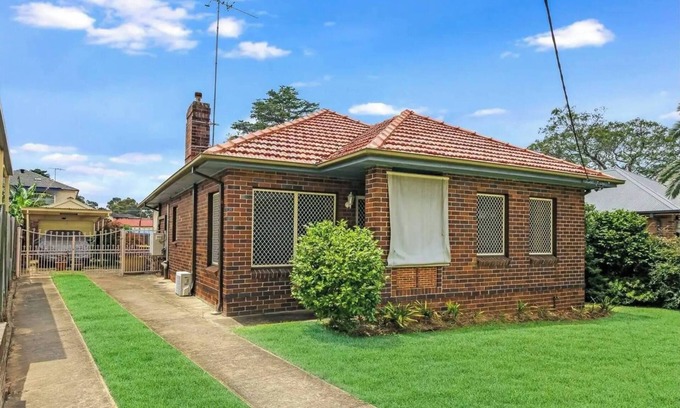 Westmead House | 4 Bed, 1 Wash and Extra Toilet - Close to Parramatta CBD - Full House