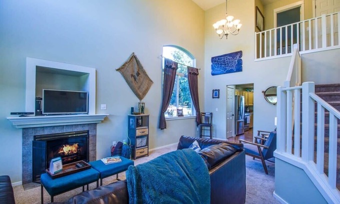 Boyd Acres House | 4 Bed/2.5 Bath, Pet Friendly, Hot Tub, Bend Oregon