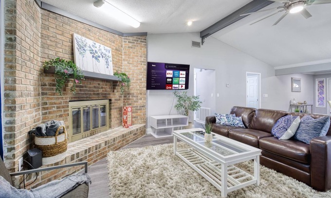 Del Rio House | 4 Bed 2 Bath -- Built 1985 Renovated 2022