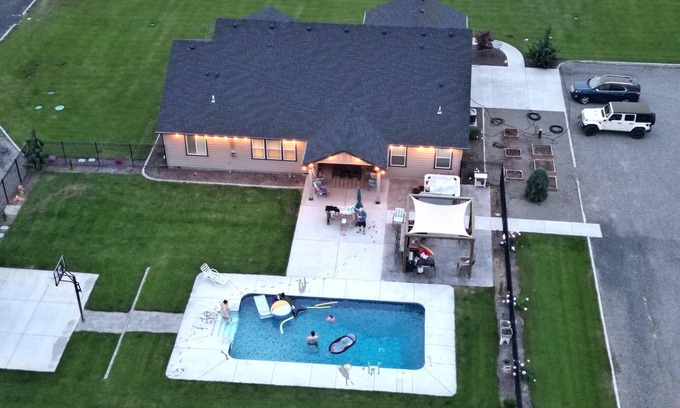 Prosser House | 4 bed 2 bath Sleeps 6 adults 2 children. additional need approved see pricing