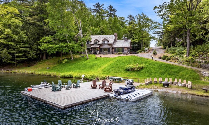 Seguin Cottage | 4 bed 3 bath cottage on Lake Joseph - sandy beach with all-day-sun!