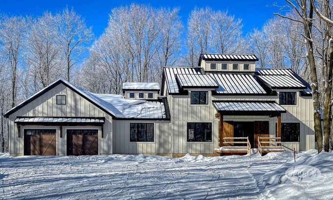 The Blue Mountains Ski Chalet | 4 bed 3 bath home Minutes to Blue Mountain! 25 acres! Privacy!