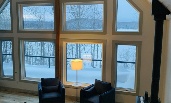 Algonquin Highlands Cottage | 4-Bed/3-Bath Waterfront Cottage with Sunset Views