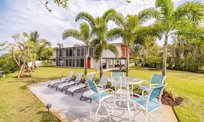 Riverview Estates House | 4 bed 3 bath Waterfront Home by Ralph Twitchell