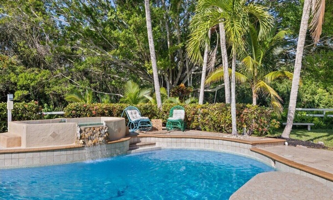 Biggar House | 4-Bed 4 bath 2 kitchens - Pool, Lanai, BBQ