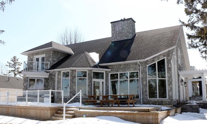 Barrie Cottage | 4 bed, 6 bath cottage on Lake Simcoe minutes from Barrie! In-ground pool!