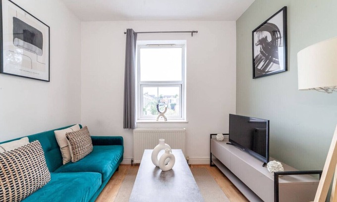 Duckett's Green Apartment | 4 Bed Apartment in Wood Green