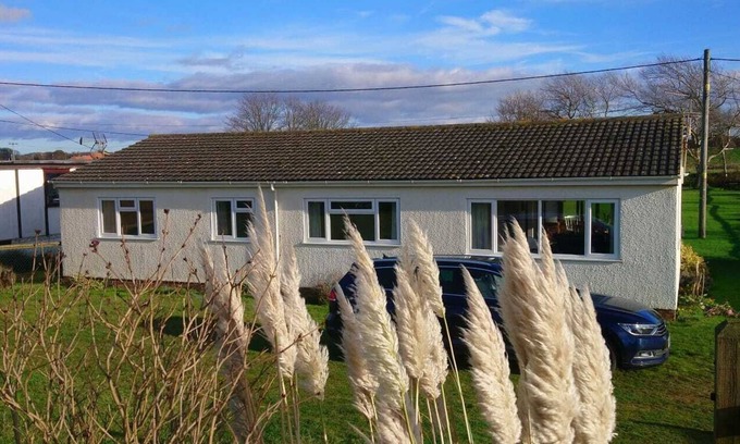 Heacham House | 4 Bed Beach Bungalow with Dog-friendly Garden & Hot Tub on South Beach, Heacham