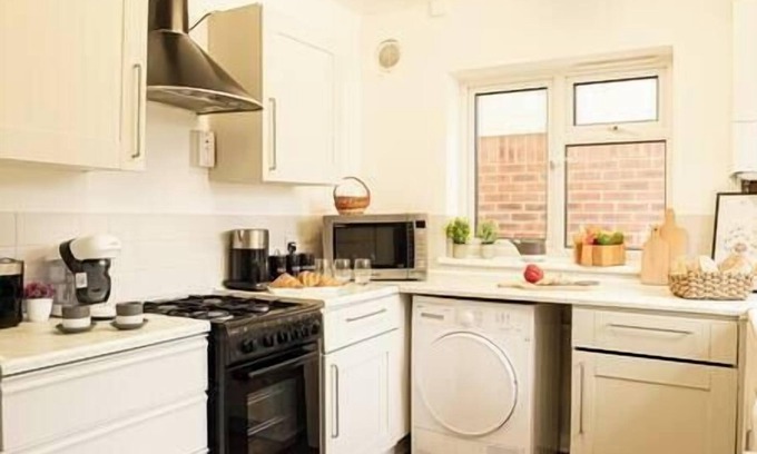 Banbury House | 4 Bed Contractor House - FREE parking and WIFI!