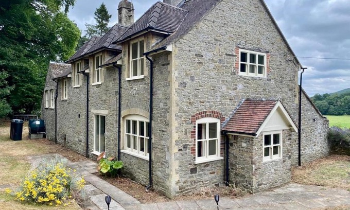 Presteigne House | 4 bed cottage Breath-taking views Sleeps 8