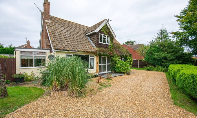 Bacton Ski Chalet | 4 bed cottage with hot tub and 10 minute walk to beach