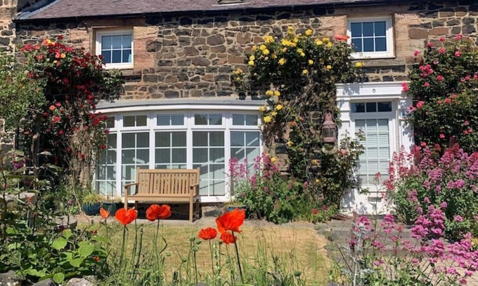 Craster Cottage | 4 bed cottage with parking and views in Craster
