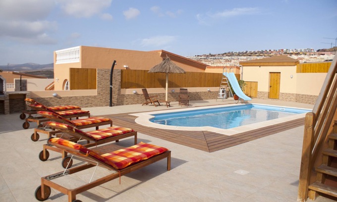 Caleta de Fuste Villa | 4 Bed Villa in Town, 10m Pool, Kid Slide, Pool Fence, BBQ, Outdoor Lounges