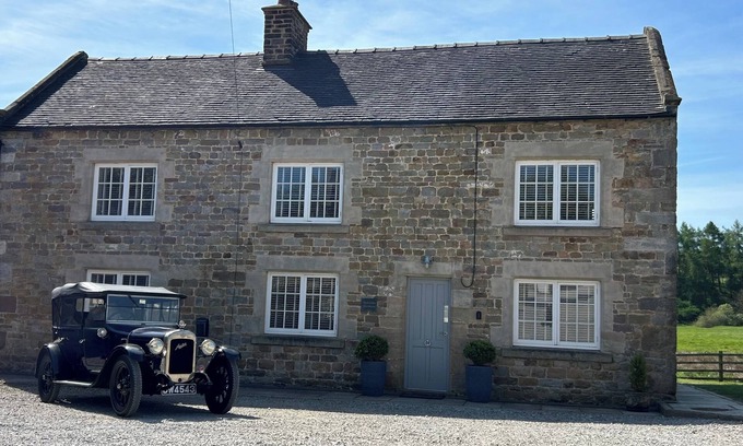 Winkhill House | 4 Bed Farmhouse Alton Towers Chatsworth Polar Bear