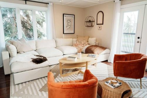Kensington House | 4 Bed Home Along River Near DT AC Hot Tub