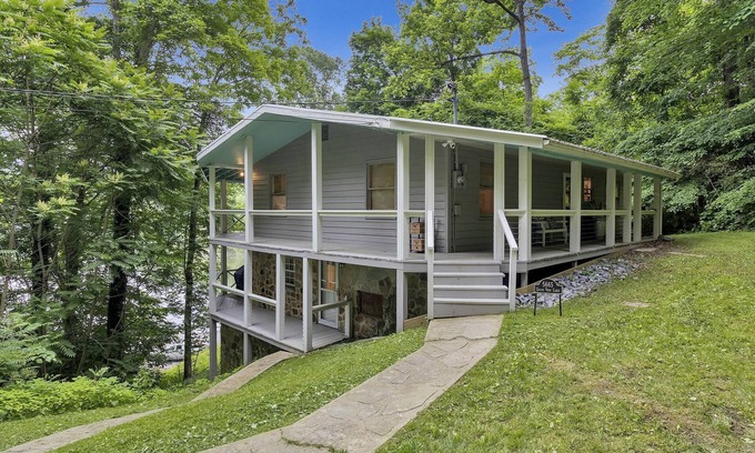 Byrdstown House | 4 Bed Home on Dale Hollow Lake, Steps from East Port Marina