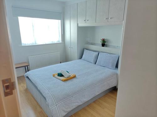 Ongar Apartment | 4 Bed house 9 adults