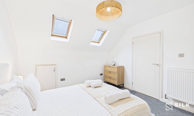 Portsmouth House | 4 Bed house | Hill top views | 3 car driveway