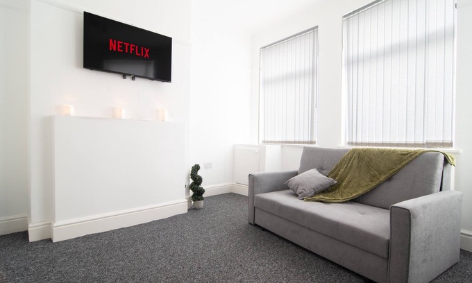Liverpool House | 4 bed house parking Wi-Fi garden