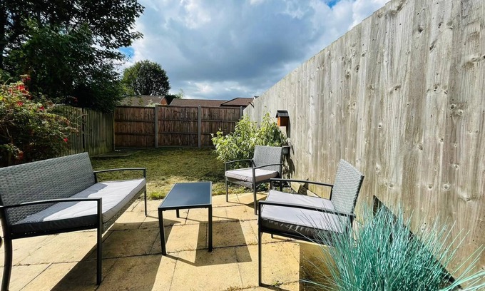 Luton House | 4-bed House Sleeps 7 With Garden