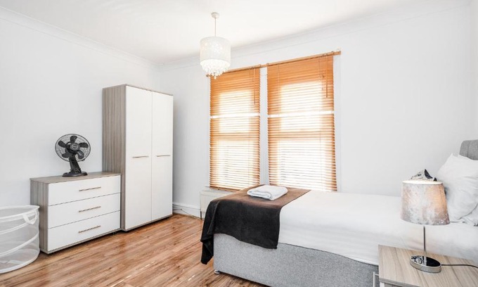 Chelmsford House | 4 Bed House - Sleeps 8 - Garden - Parking - Wifi