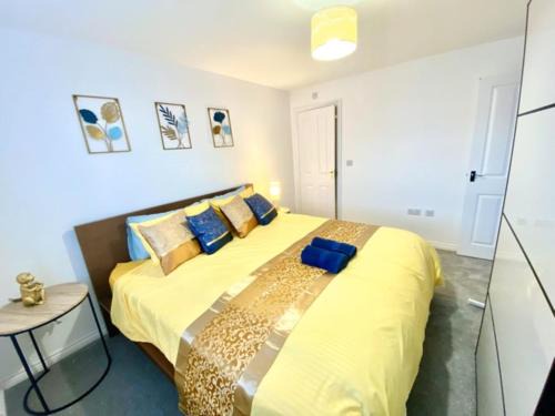 Rugby House | 4 Bed House with Driveway Parking for 2 Cars - Rugby - Sleeps 10!