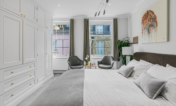 Brompton & Hans Town House | 4 Bed House with Gym - Hot Tub - Roof Terrace - Cinema Projector - Sleeps 8