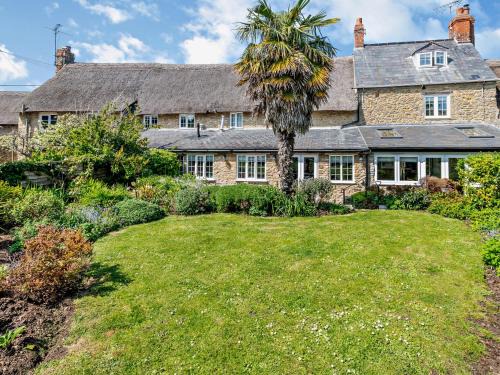 Bridport House | 4 Bed in Burton Bradstock DC212