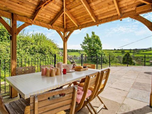 Brecon House | 4 Bed in Cray 82529