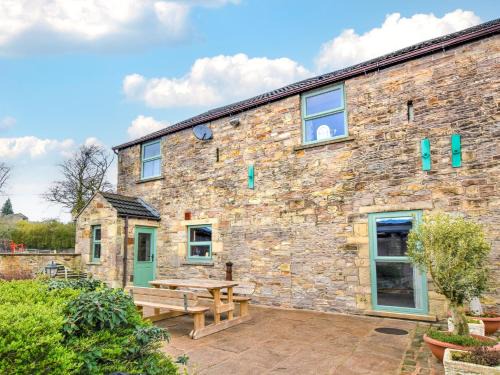 Combs House | 4 Bed in Whaley Bridge PK535