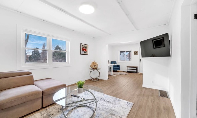 LaSalle House | 4 bed Lasalle getaway fully renovated
