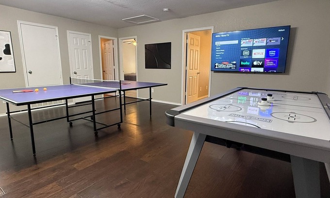 Wetmore House | 4 bed near JW Marriott Air hockey Ping pong tables