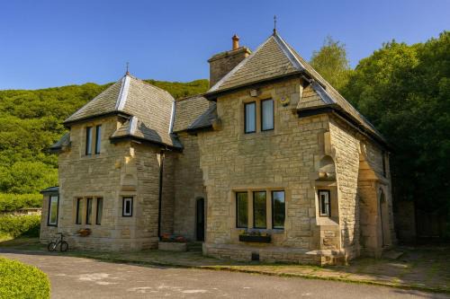 Bolton House | 4 Bed Retreat-Sleeps 7-Parking-Garden-Lake Views