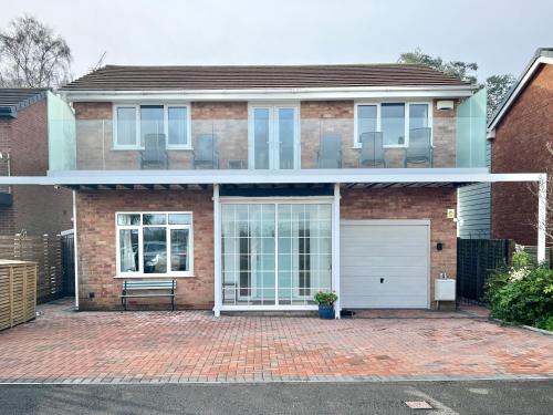 Ebford House | 4 Bed Retreat with Balcony & Estuary views