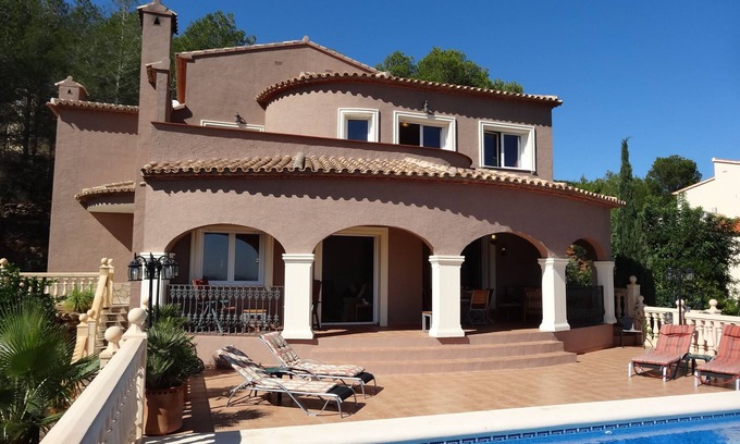 Pedreguer Villa | 4 bed spacious villa, large pool, amazing views, A/C, fast wifi, La Sella, Denia