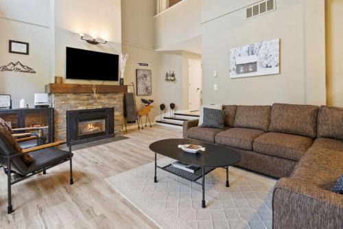 The Blue Mountains House | 4 Bedrm Blue Mtn Condo w Sauna on Golf Course