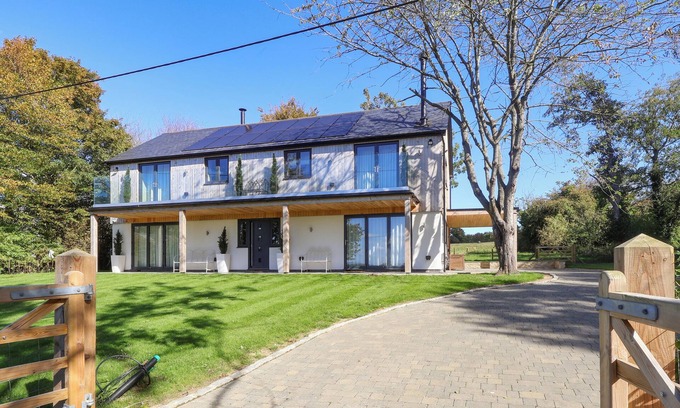 Broad Hinton Cottage | 4 bedroom accommodation in Royal Wootton Bassett