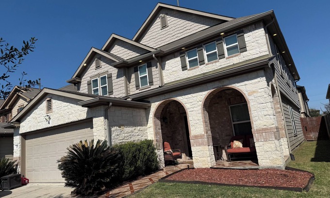 Houston House | 4 Bedroom/2 1/2 bath pleasant house with AC in vibrant Houston