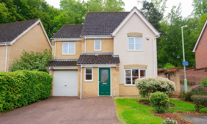 Brandon House | 4 bedroom, 2.5 bath furnished house with 96-jet spa, adjacent to Thetford Forest