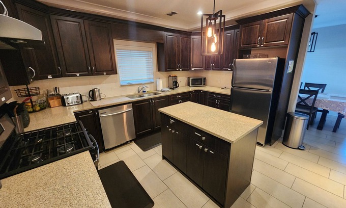 Burnaby House | 4-bedroom/2.5bath house, in quiet Burnaby, close to Buses/Metro/shopping