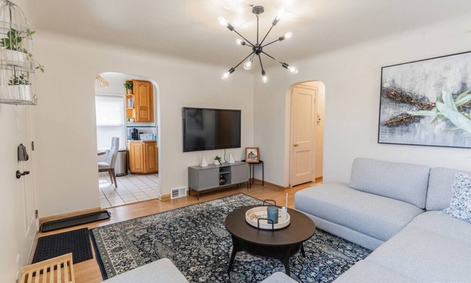 Dearborn House | 4 Bedroom 2 and a half bath that Sleeps 8 Near it all Ford Telegraph