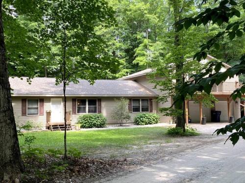 Beulah House | 4 Bedroom/2 Bath Home 20 Acres of Woods - Hot Tub