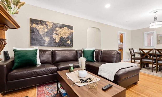 Dearborn House | 4 Bedroom 2 Bath Middle of it all Sleeps 8 plus