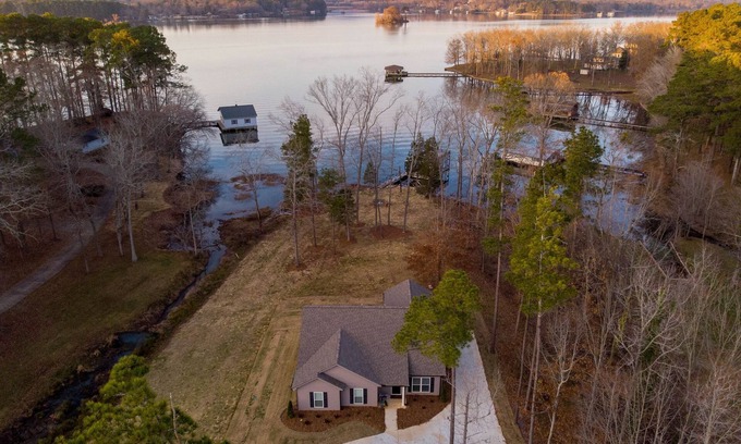 Scottsboro House | 4 Bedroom 2 Bathroom Lake House Sleeps 10 on Lake Guntersville