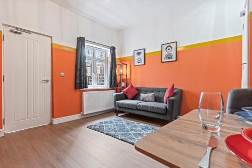Newcastle-Under-Lyme House | 4 Bedroom, 2 Bath in NewCastle Town Centre