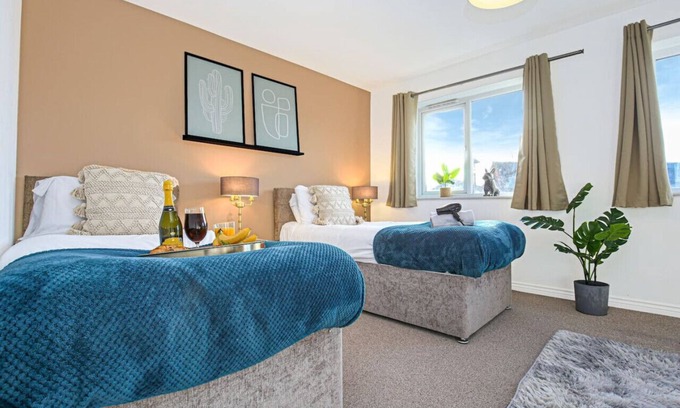 Aylesbury House | 4 Bedroom 3.5 Bathroom House Free Parking Fast Wifi Smart TV