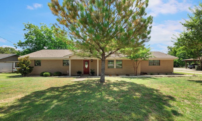 Argyle House | 4 bedroom 3 bath house in Argyle proper and Argyle ISD. .5 Acre lot, fenced yard