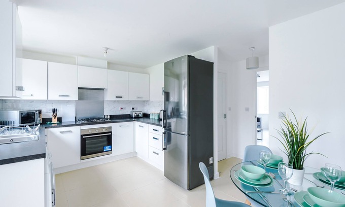 Belle Vue House | 4 Bedroom 3 Bathroom Contractor Home MCR