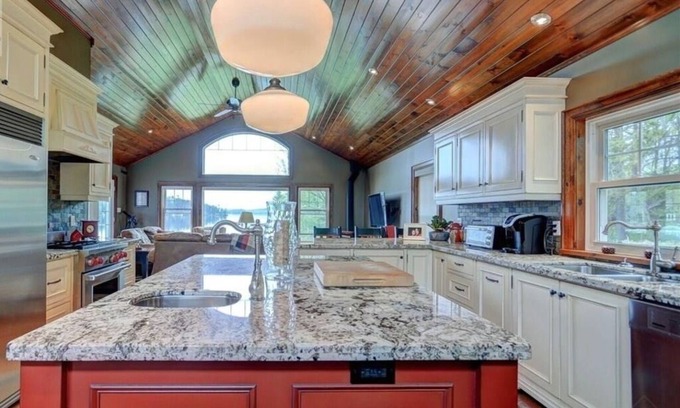Minett Cottage | 4 Bedroom, 3 bathroom retreat on Lake Rosseau,Muskoka