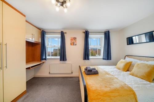 Ebbsfleet Valley House | 4 Bedroom 6 Bed 3 Bath Home with Private Parking for 2 and Garden